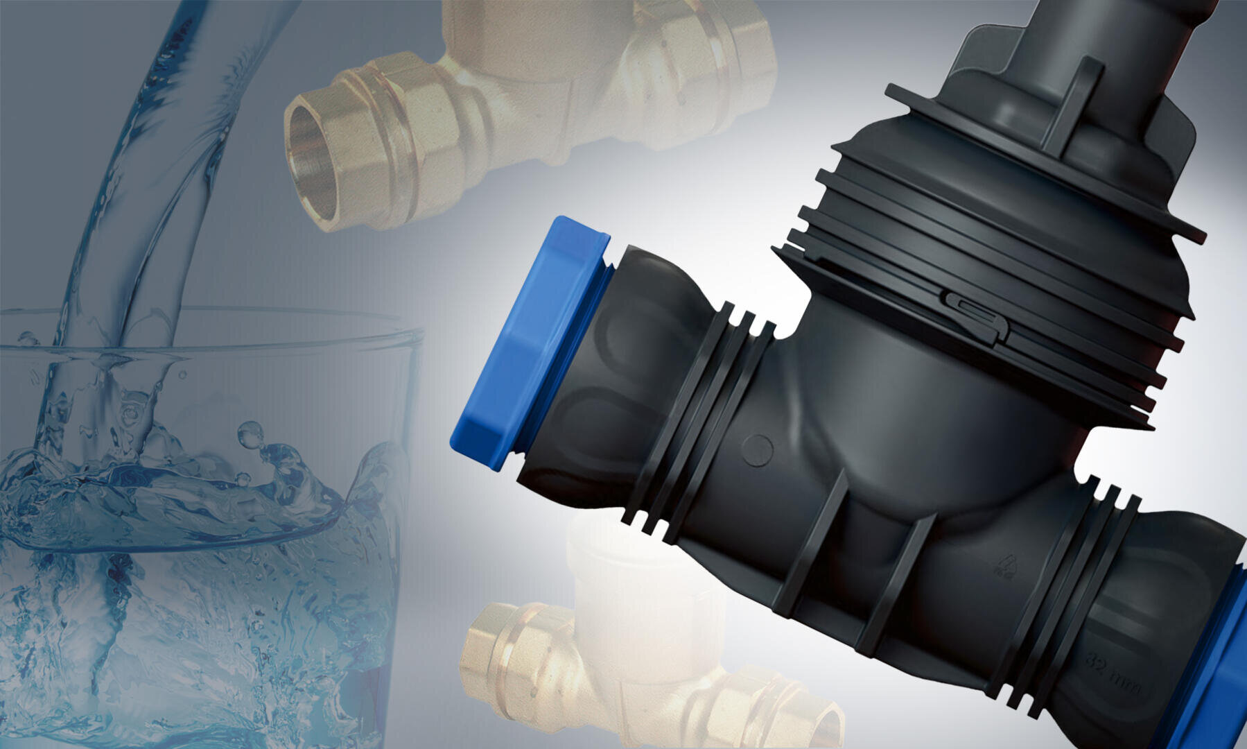 Ein großes schwarz-blaues Wasserventil ist scharf abgebildet. Im Hintergrund wird ein Glas mit Wasser gefüllt, und zwei Messingrohranschlüsse erscheinen verblasst. Das Bild deutet auf Sanitär- oder Wasserversorgungsthemen hin.