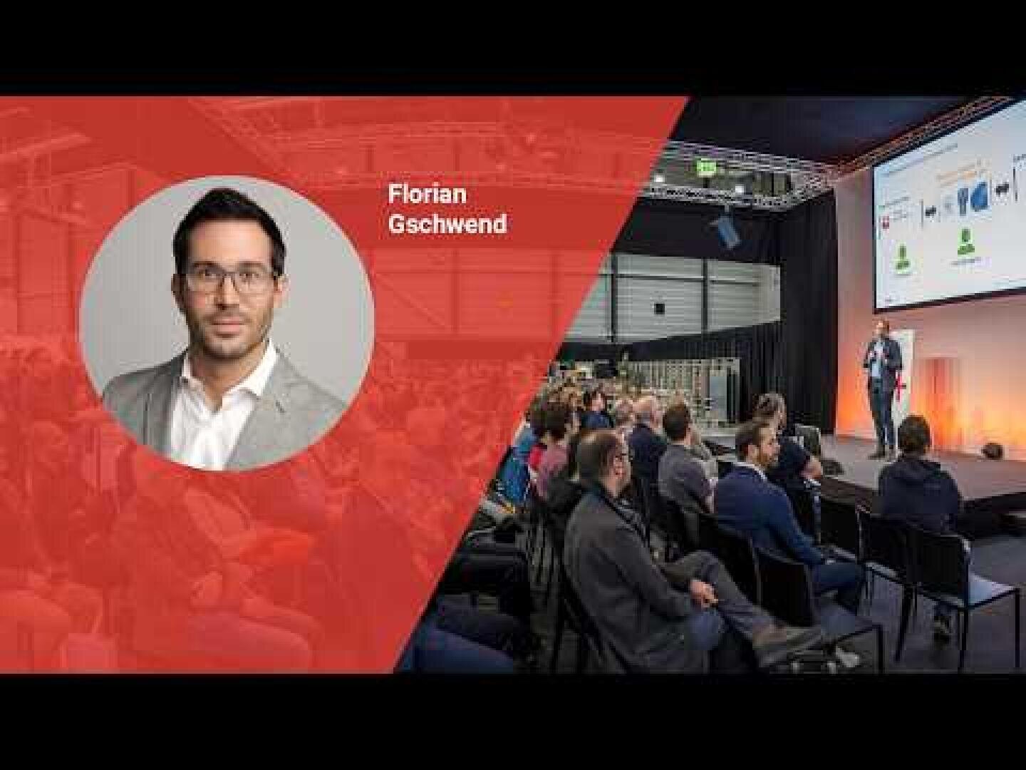 Ein geteilter Bildschirm zeigt ein Nahporträt eines Mannes mit der Bezeichnung Florian Gschwend auf der linken Seite, und auf der rechten Seite spricht er auf der Bühne zu einem Publikum auf einer Konferenz, während hinter ihm Dias projiziert werden.
