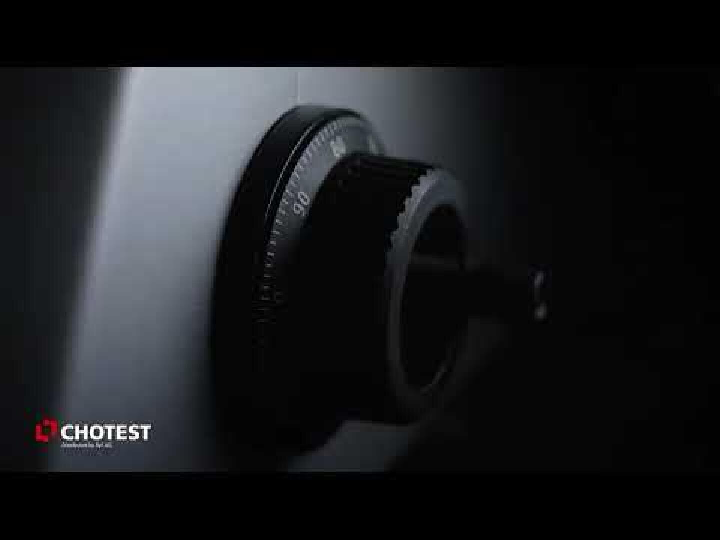 Nahaufnahme einer schwarzen Zahlenkombination auf einem Tresor mit dem CHOTEST-Logo in der unteren linken Ecke vor einem dunklen Hintergrund.