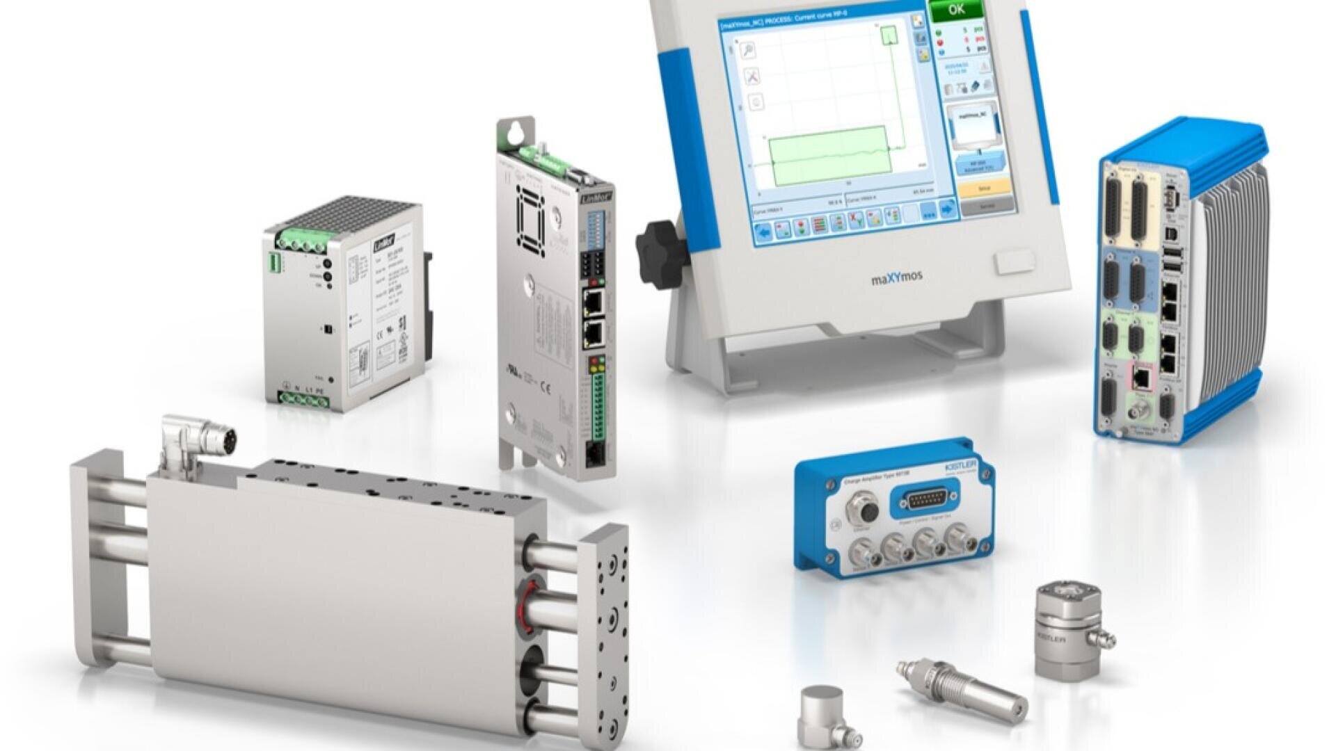 Eine Vielzahl von Komponenten für die industrielle Automatisierung, darunter Sensoren, Steuerungen, Steckverbinder, ein Touchscreen-Display und Metallmodule, angeordnet auf einem weißen Hintergrund.