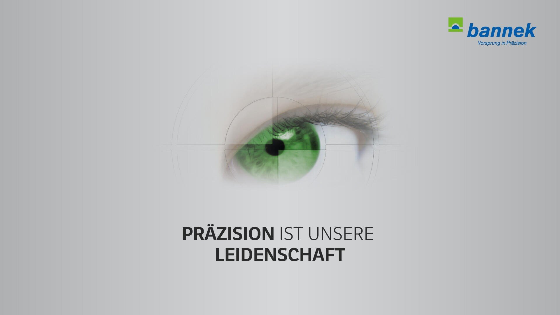 Eine Nahaufnahme eines grünen Auges mit einem schwachen Fadenkreuz; der Text lautet "PRÄZISION IST UNSERE LEIDENSCHAFT". Rechts oben sind das bannek-Logo und der Slogan "Vorsprung in Präzision" zu sehen.
