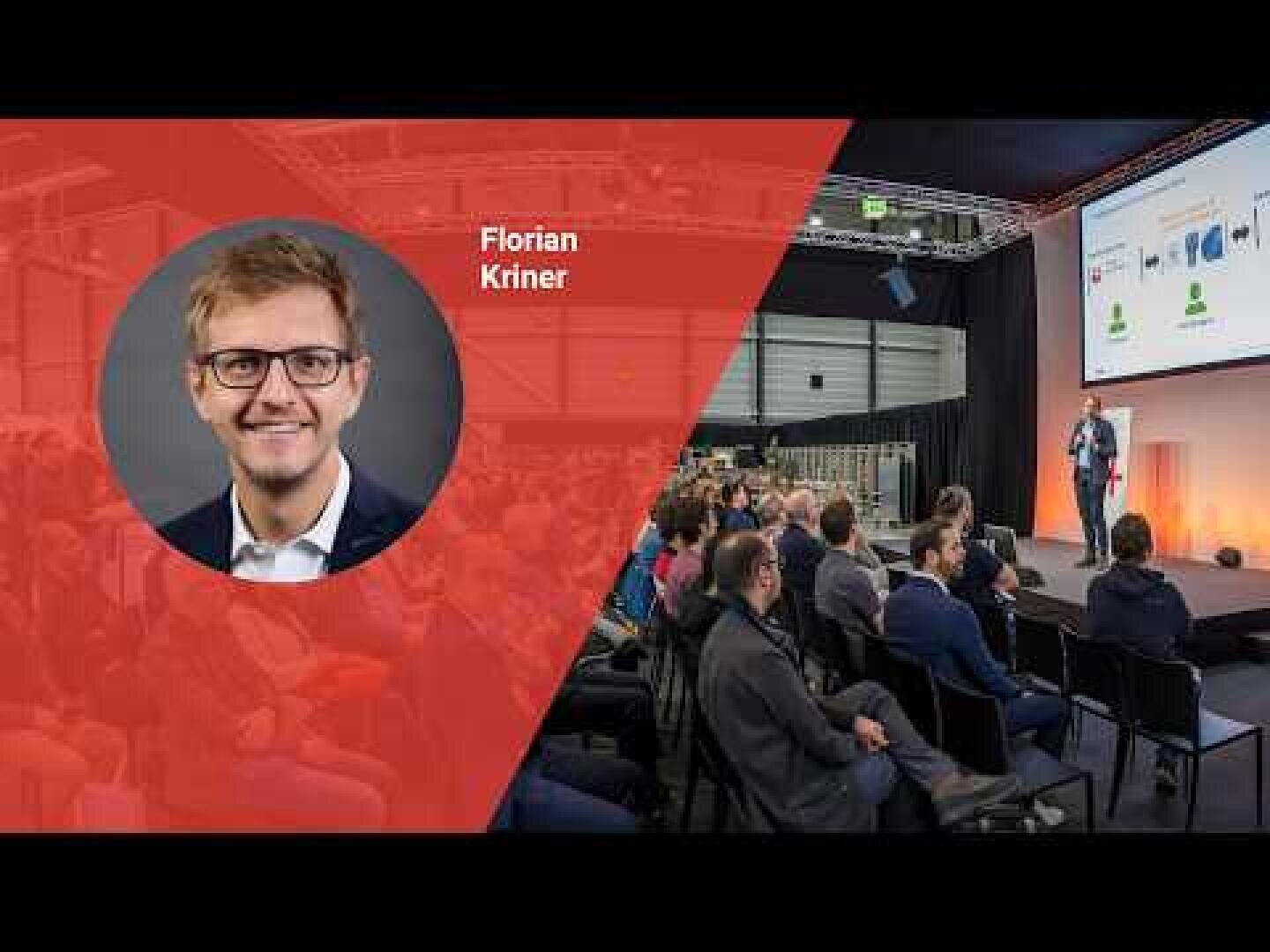 Une présentation en cours lors d'une conférence avec un public assis et à l'écoute. À gauche, la photo d'un homme souriant, Florian Kriner, apparaît sur un fond graphique rouge.