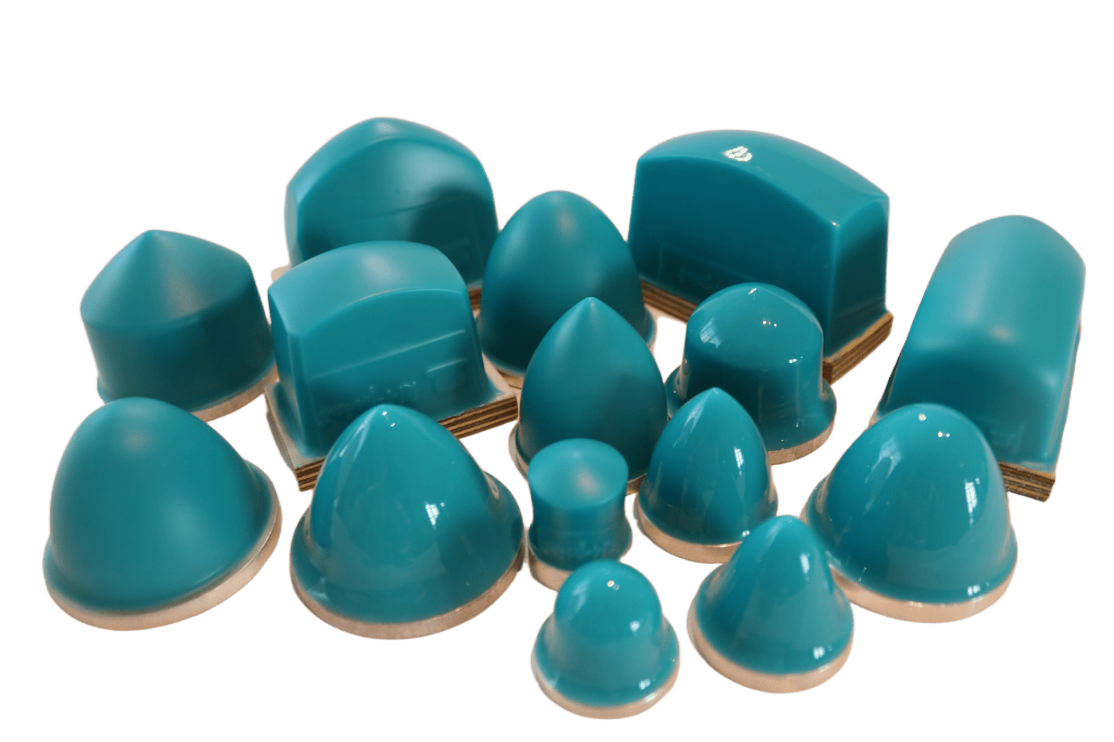 Un groupe d'objets bleus, en forme de dôme ou de bloc, avec une base métallique, disposés sur un fond blanc. Les objets sont de taille variable et leur surface est lisse et brillante.