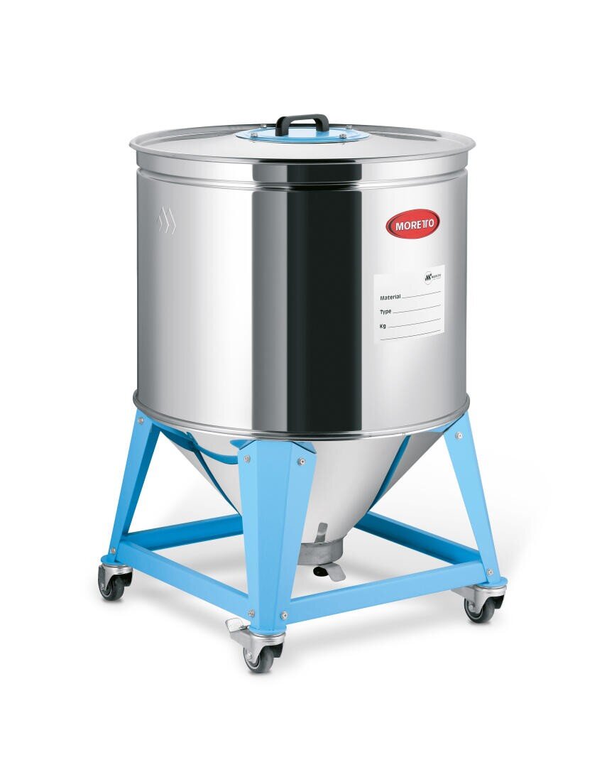 Ein großer, zylindrischer Industriebehälter aus rostfreiem Stahl mit einem Deckel, blauem Metallrahmen und vier Rädern für die Mobilität. Der Behälter hat einen konischen Boden und ein Etikett mit der Aufschrift Moretto an der Seite.
