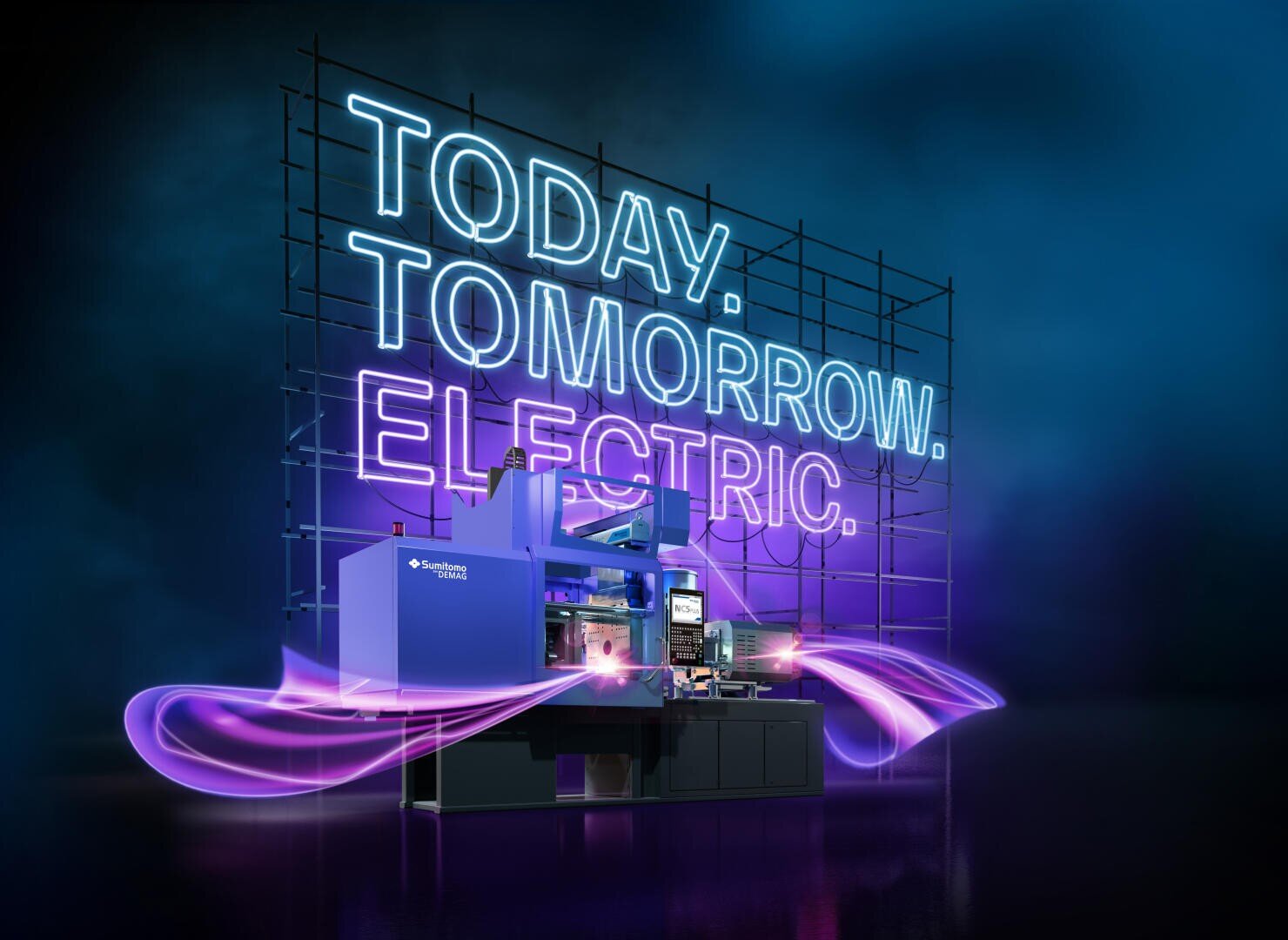 Eine große Industriemaschine steht vor einer leuchtenden Leuchtreklame mit der Aufschrift TODAY. MORGEN. ELECTRIC. mit wirbelnden rosa und violetten Lichtspuren auf einer dunklen, reflektierenden Oberfläche.