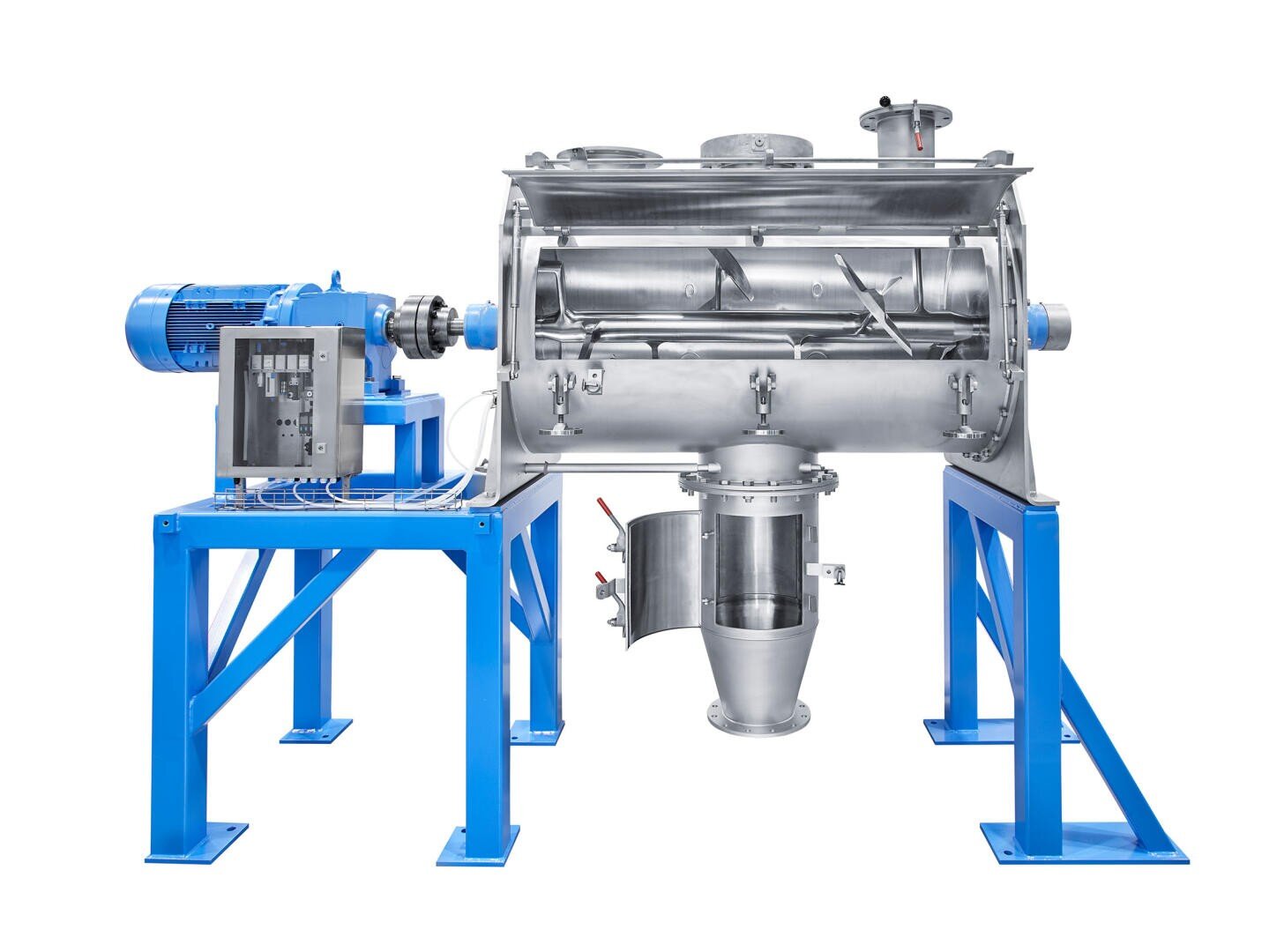 Ein großer industrieller Mischer mit einer Metalltrommel und einer offenen Klappe sitzt auf einem blauen Stahlrahmen und zeigt vor einem weißen Hintergrund die inneren Mischflügel und einen Schaltkasten an der Seite.