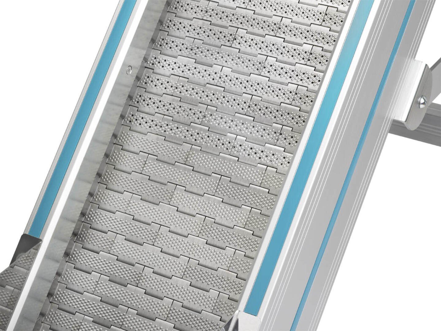 Nahaufnahme eines Metallförderbands mit ineinander greifenden Platten und blauen Akzenten an den Seiten, wahrscheinlich Teil eines industriellen Fördersystems für den Transport von Materialien.