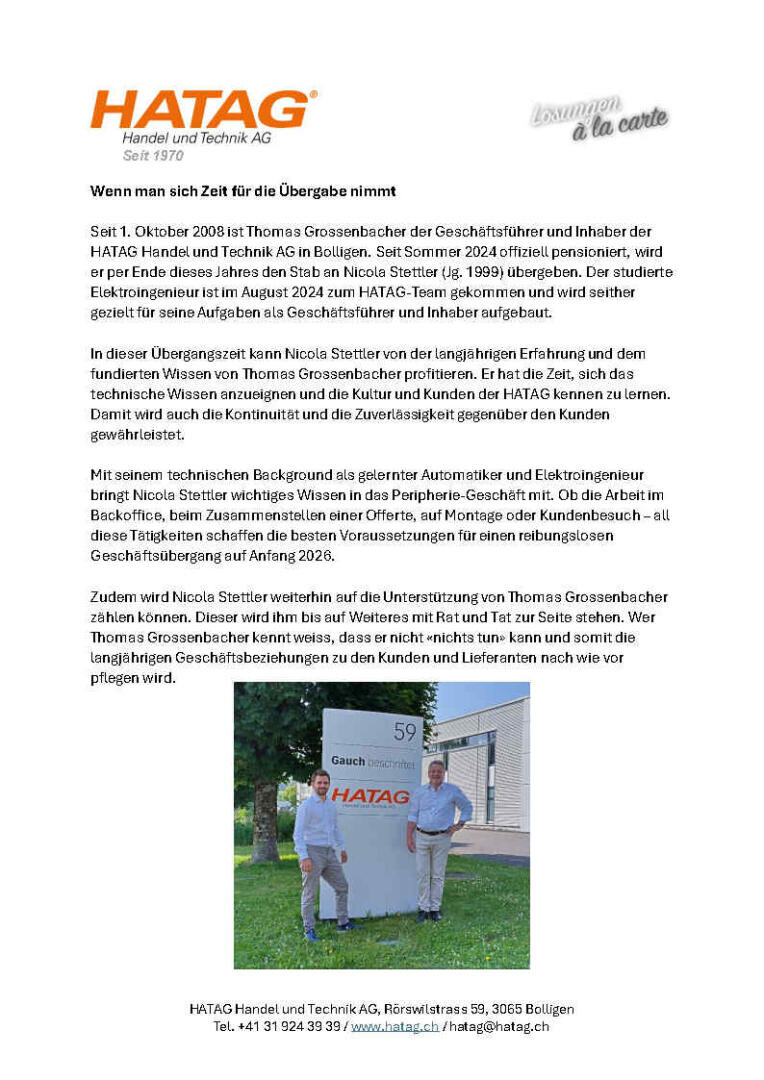 Eine gedruckte Firmenmitteilung von HATAG mit dem Logo, Kontaktdaten und einem Foto von zwei Männern, die draußen neben einem HATAG-Banner stehen. Der Text kündigt einen Wechsel im Management an und beschreibt ihre Erfahrungen.