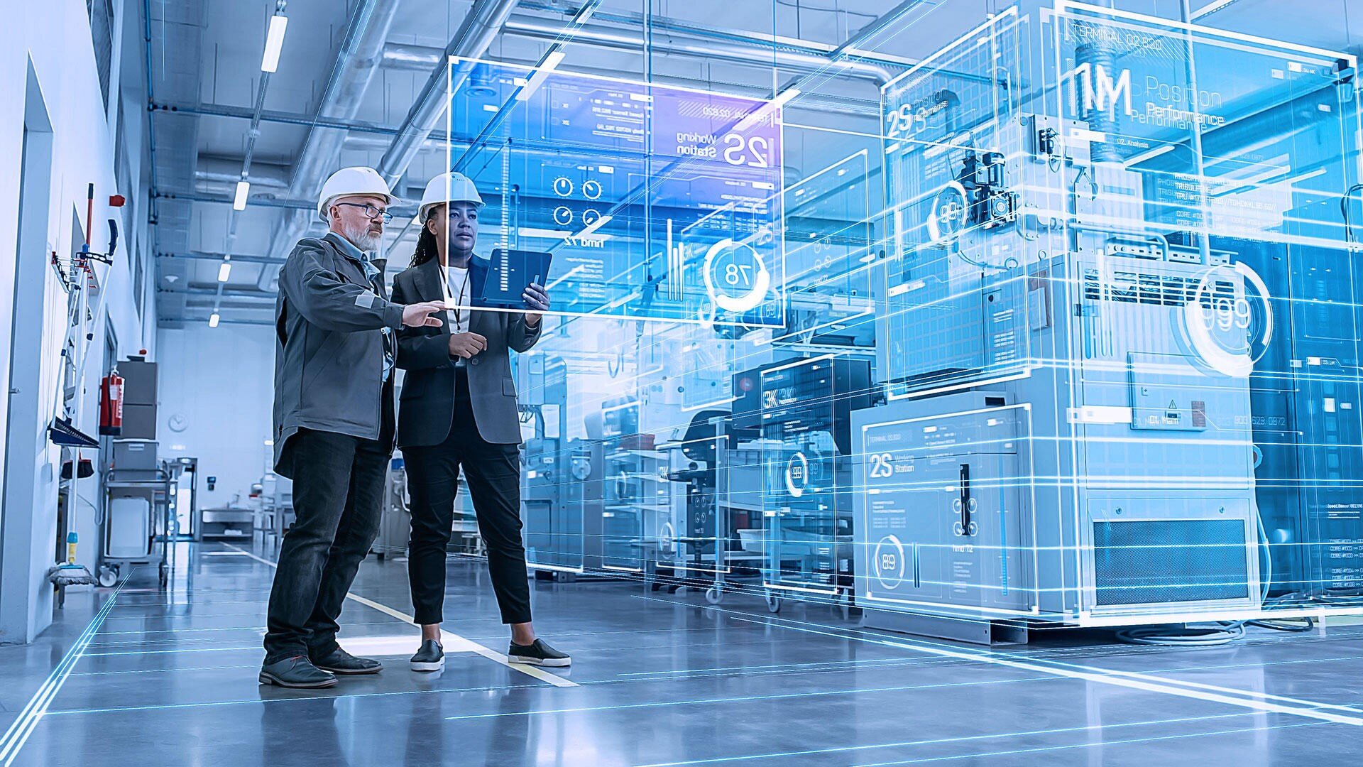 Zwei Personen mit Schutzhelmen stehen in einer modernen Fabrik und untersuchen ein Tablet. Blaue digitale Grafiken und Datenüberlagerungen deuten auf den Einsatz fortschrittlicher Technologie und intelligenter Fertigungssysteme in der Industrie hin.