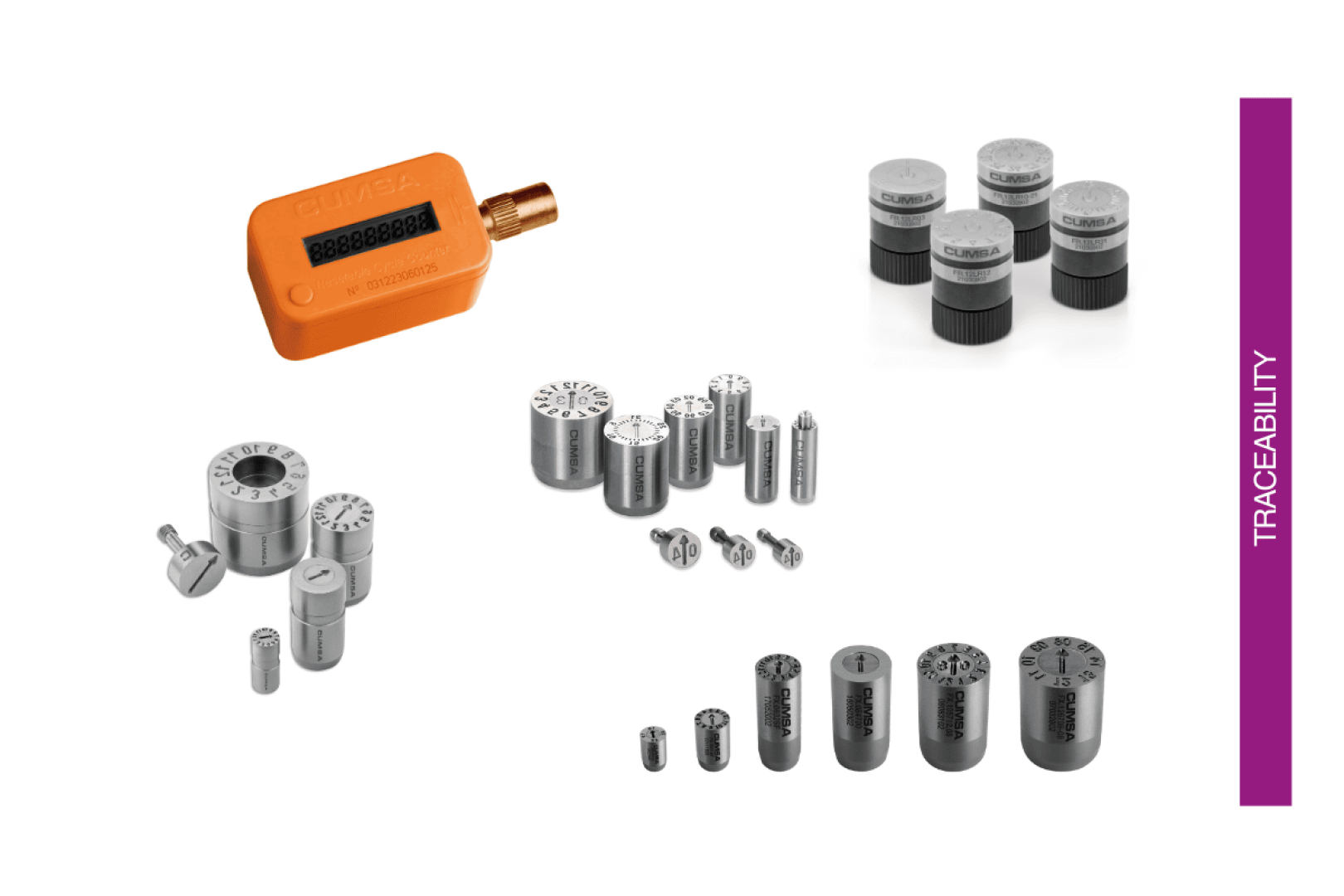 Différents composants de traçabilité en métal, dont des marques cylindriques et rondes avec des détails gravés et un compteur numérique orange sur fond blanc avec une étiquette TRACEABILITY violette sur le côté droit.