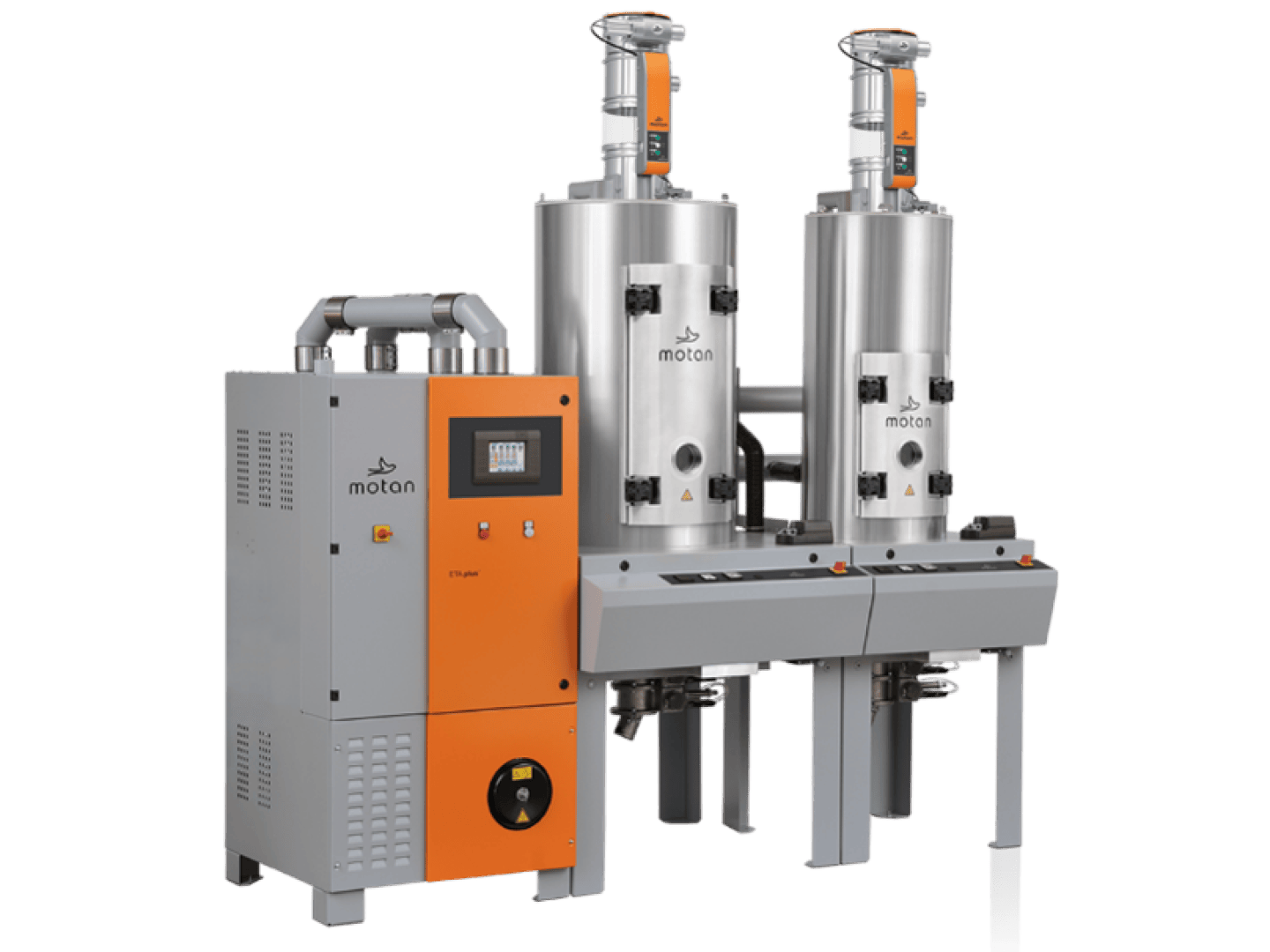Industrieanlage mit zwei hohen Edelstahltanks, einem Bedienfeld mit Display und orangefarbenen Akzenten. Die Maschine wird zur Materialverarbeitung in der Fertigung eingesetzt. Auf dem Gerät ist der Markenname „motan“ zu erkennen.