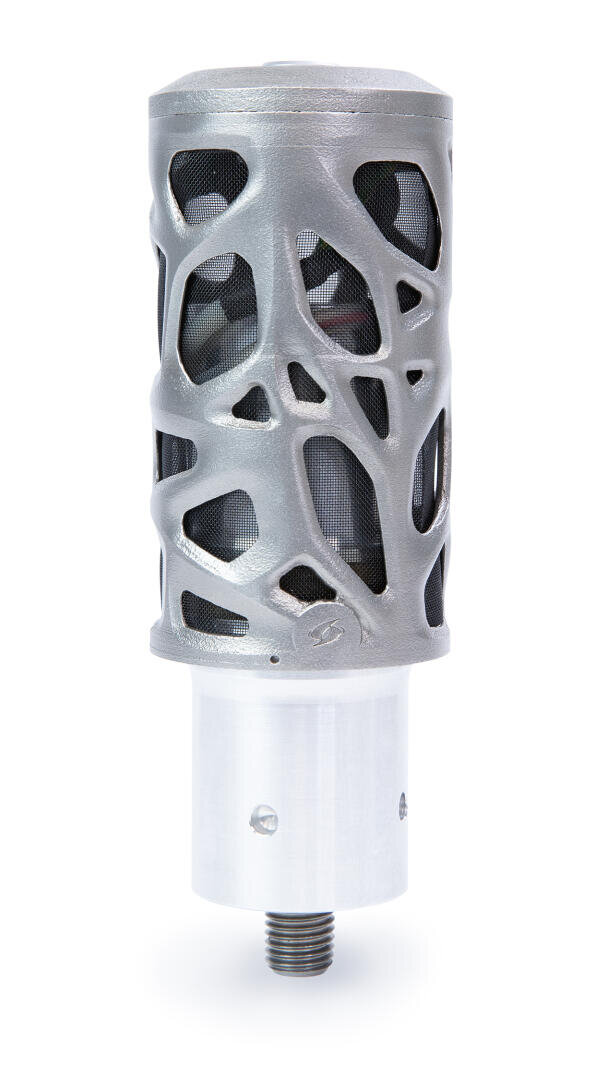 Eine zylindrische Metallvorrichtung mit einem komplizierten, organischen Gittermuster und einem Netz im Inneren, montiert auf einem massiven Metallsockel mit einer Gewindespitze, dargestellt vor einem weißen Hintergrund.