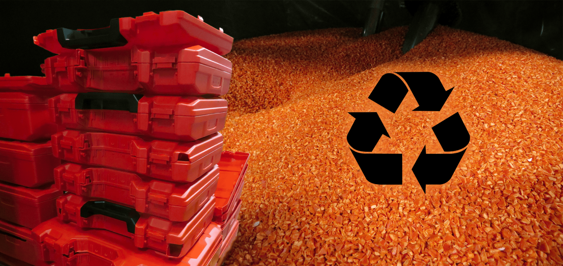 Stapel roter Kunststoffkisten liegen neben einem großen Haufen orangefarbener Kunststoffgranulate, auf denen ein schwarzes Recyclingsymbol abgebildet ist, das auf einen Recyclingprozess hindeutet.