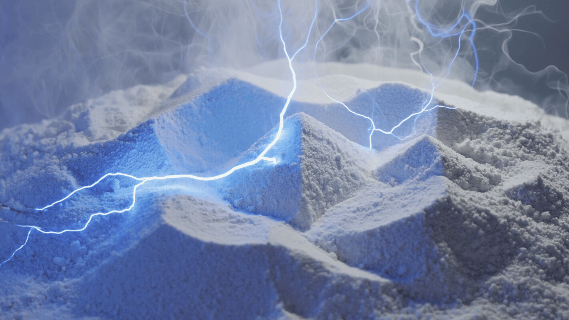 Un gros plan de collines blanches et poudreuses avec des éclairs bleus et électriques qui s'écrasent sur la surface, créant une atmosphère dramatique et énergique avec un léger brouillard en arrière-plan.