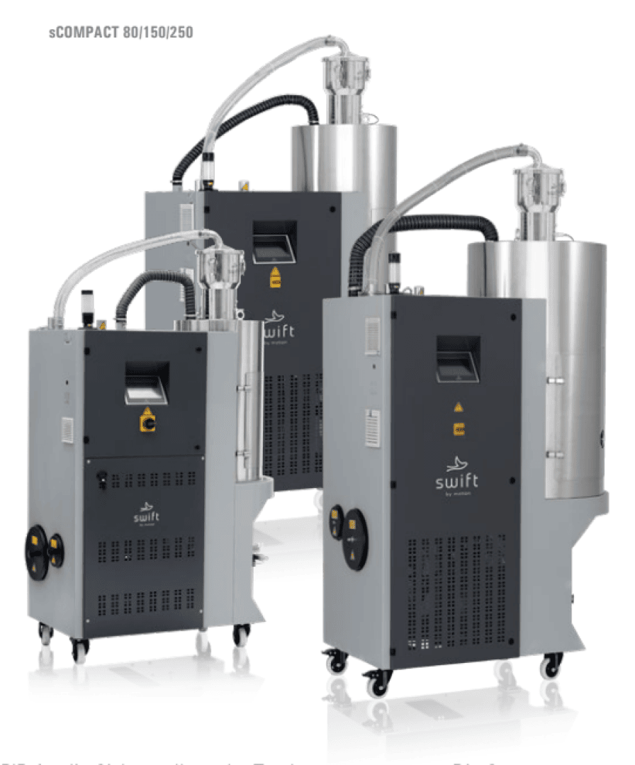 Drei industrielle Swift sCOMPACT-Maschinen mit digitalen Anzeigen, Schläuchen und Metallkammern, die für die Materialverarbeitung oder -trocknung konzipiert sind, werden auf einem schlichten weißen Hintergrund gezeigt.