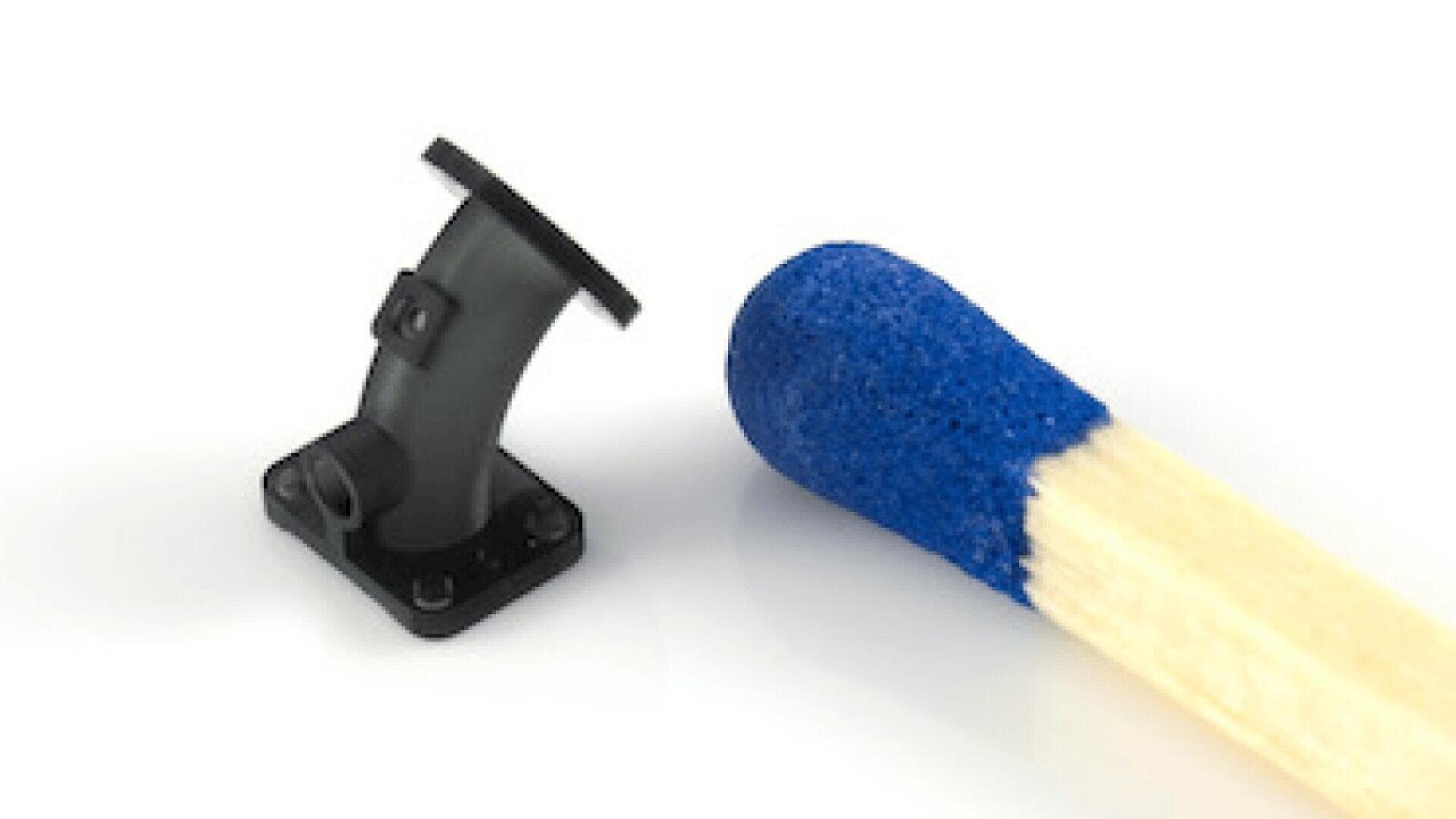 Ein kleines schwarzes mechanisches Teil ist neben dem Kopf eines Streichholzes mit einer blauen Spitze platziert, was die winzige Größe des Teils hervorhebt.