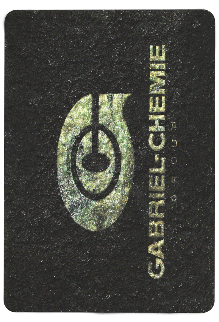 Ein strukturiertes schwarzes Quadrat zeigt das Logo der Gabriel-Chemie Group in Goldmetallic. Das Logo enthält ein stilisiertes G und den Firmennamen, der auf der rechten Seite vertikal angeordnet ist.
