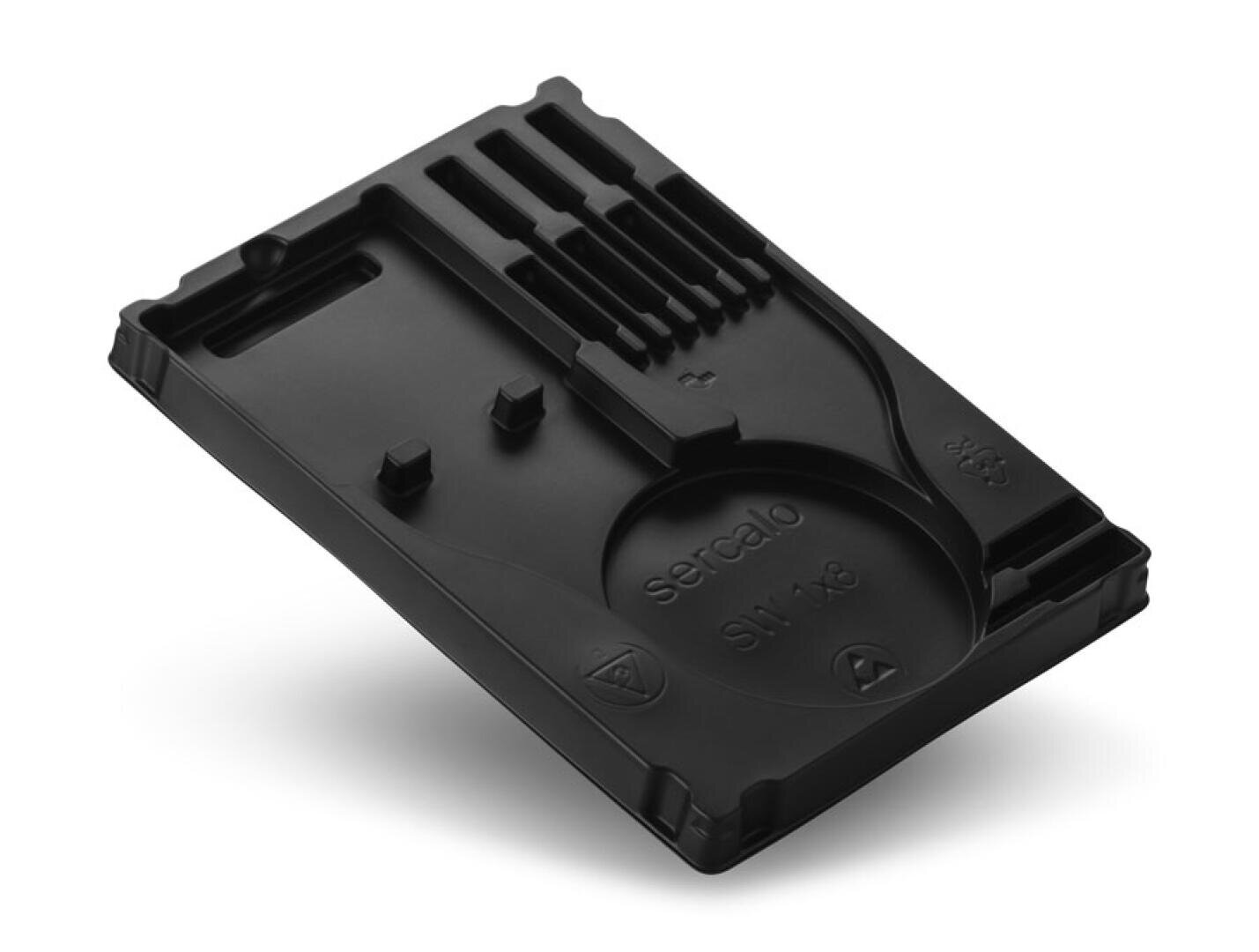 Ein schwarzes Kunststofftablett mit Fächern, Rillen und dem Wort sercalo 9M1x8 auf der Oberfläche, fotografiert auf einem weißen Hintergrund mit einem weichen Schatten darunter.