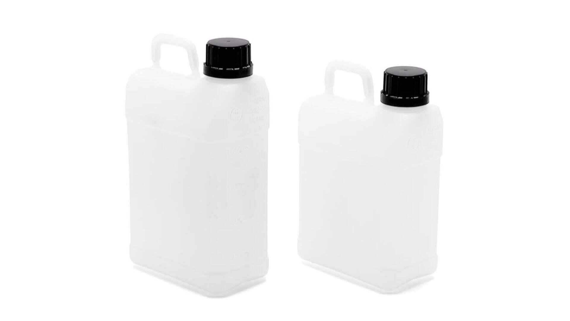 Deux jerrycans en plastique blanc avec des bouchons à vis et des poignées noirs, l'un plus grand et l'autre plus petit, sont placés côte à côte sur un fond blanc.
