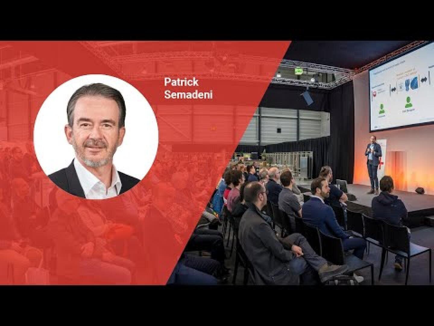 Ein Mann namens Patrick Semadeni ist in einem runden Porträt auf einem roten Overlay auf der linken Seite zu sehen. Auf der rechten Seite steht er auf der Bühne und hält eine Rede vor einem sitzenden Publikum in einem modernen Konferenzsaal.