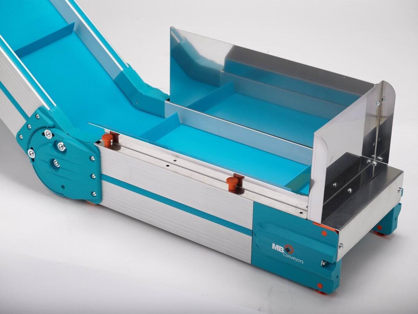 Eine blau-silberne Förderbandmaschine mit seitlichen Schutzvorrichtungen aus Metall und orangefarbenen Einstellknöpfen, die für den Transport von Gegenständen in der Industrie oder im Fertigungsbereich konzipiert ist.