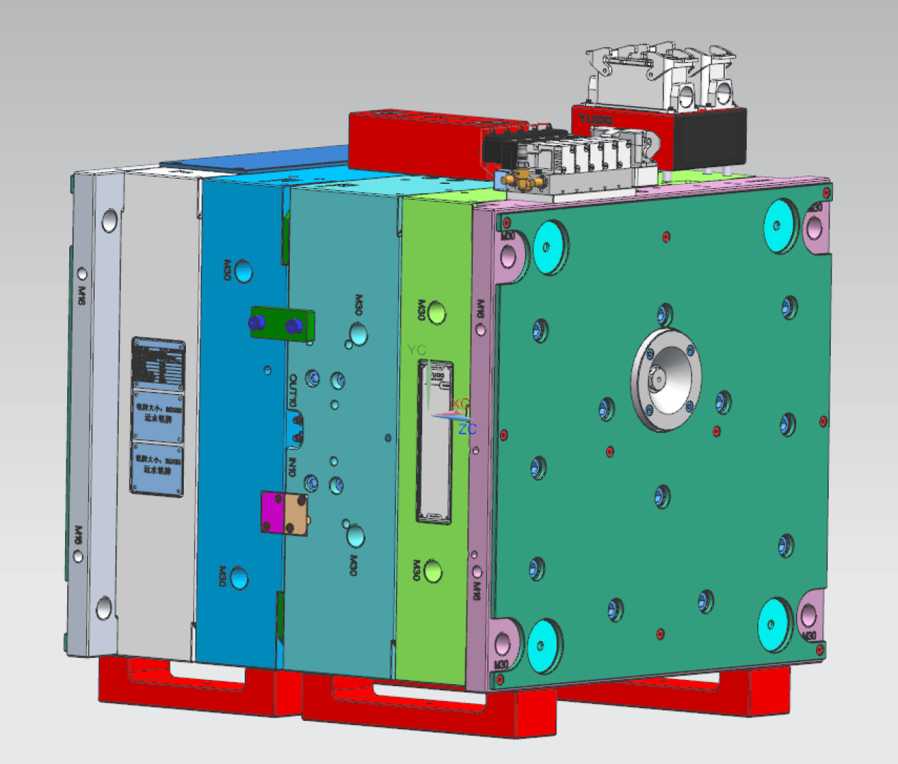 3D-CAD-Modell einer industriellen Spritzgussform mit verschiedenen farbigen Platten, beschrifteten Komponenten und roten Ständern. Elektrische Anschlüsse und Mechanismen sind auf der Oberseite und an den Seiten der Baugruppe sichtbar.