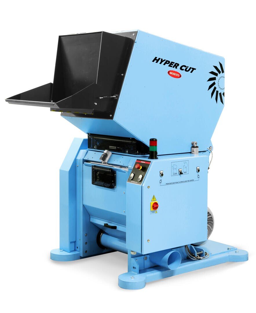 Une grande machine industrielle portant l'inscription HYPER CUT avec un extérieur bleu et noir, un panneau de commande, des ouvertures d'aération et une goulotte, conçue pour la découpe ou le traitement de matériaux lourds.