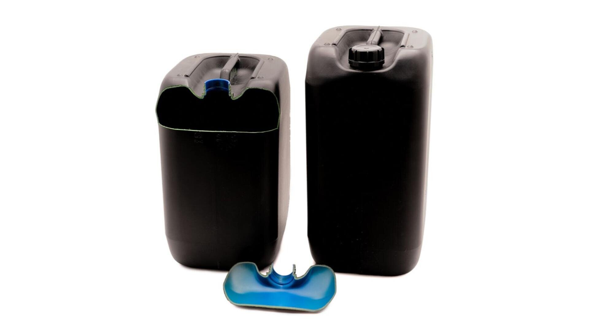 Deux jerrycans en plastique noir sont représentés, l'un d'eux ayant été découpé pour révéler un revêtement intérieur bleu. Une autre coupe transversale montre le revêtement bleu à l'intérieur du conteneur. Tous les éléments sont sur fond blanc.