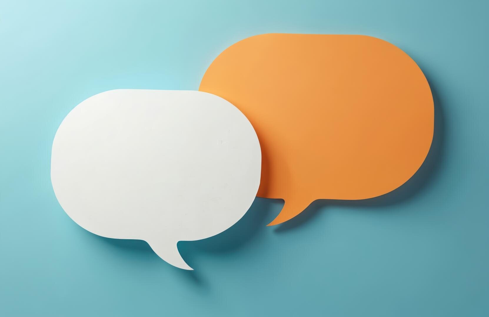 Zwei große Sprechblasen, eine weiße und eine orangefarbene, überlappen sich vor einem hellblauen Hintergrund und suggerieren ein Gespräch oder einen Dialog.