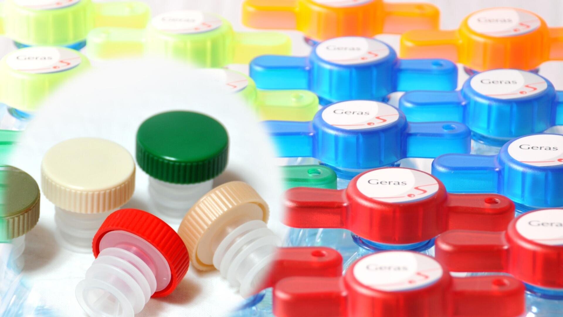 Plastikflaschenverschlüsse in verschiedenen Farben, darunter rot, gelb, grün und blau, sind gestapelt und ausgebreitet. Ein kleines Bild zeigt Nahaufnahmen von beigen, grünen und roten Flaschenverschlüssen mit Ausgießern.