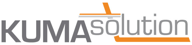 Logo pour KUMA solution avec KUMA en lettres grises grasses et solution en gris plus clair, avec une ligne d'accentuation orange et des éléments de design abstraits au-dessus et au-dessous du mot solution.