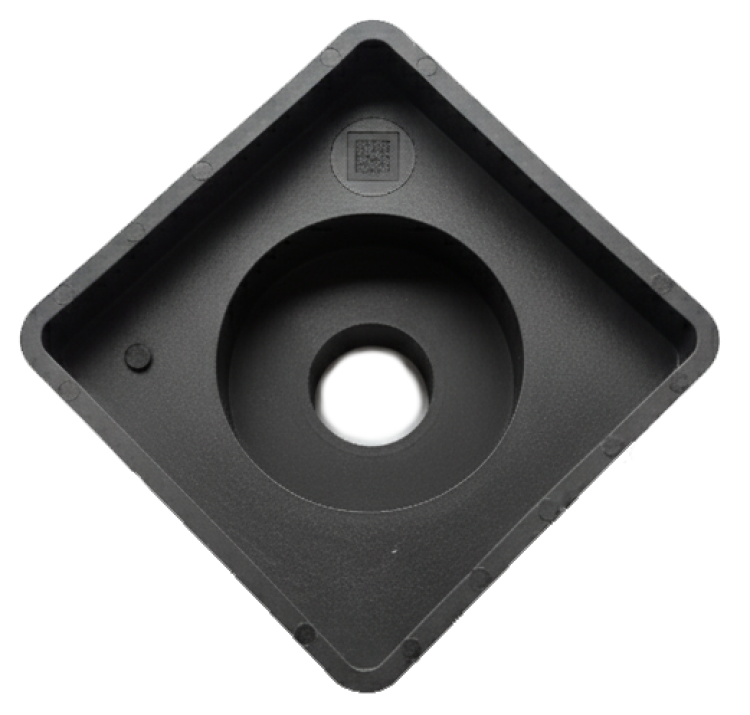 Plateau noir en plastique de forme carrée avec un creux circulaire et un trou au milieu, vu de dessus sur un fond gris clair.