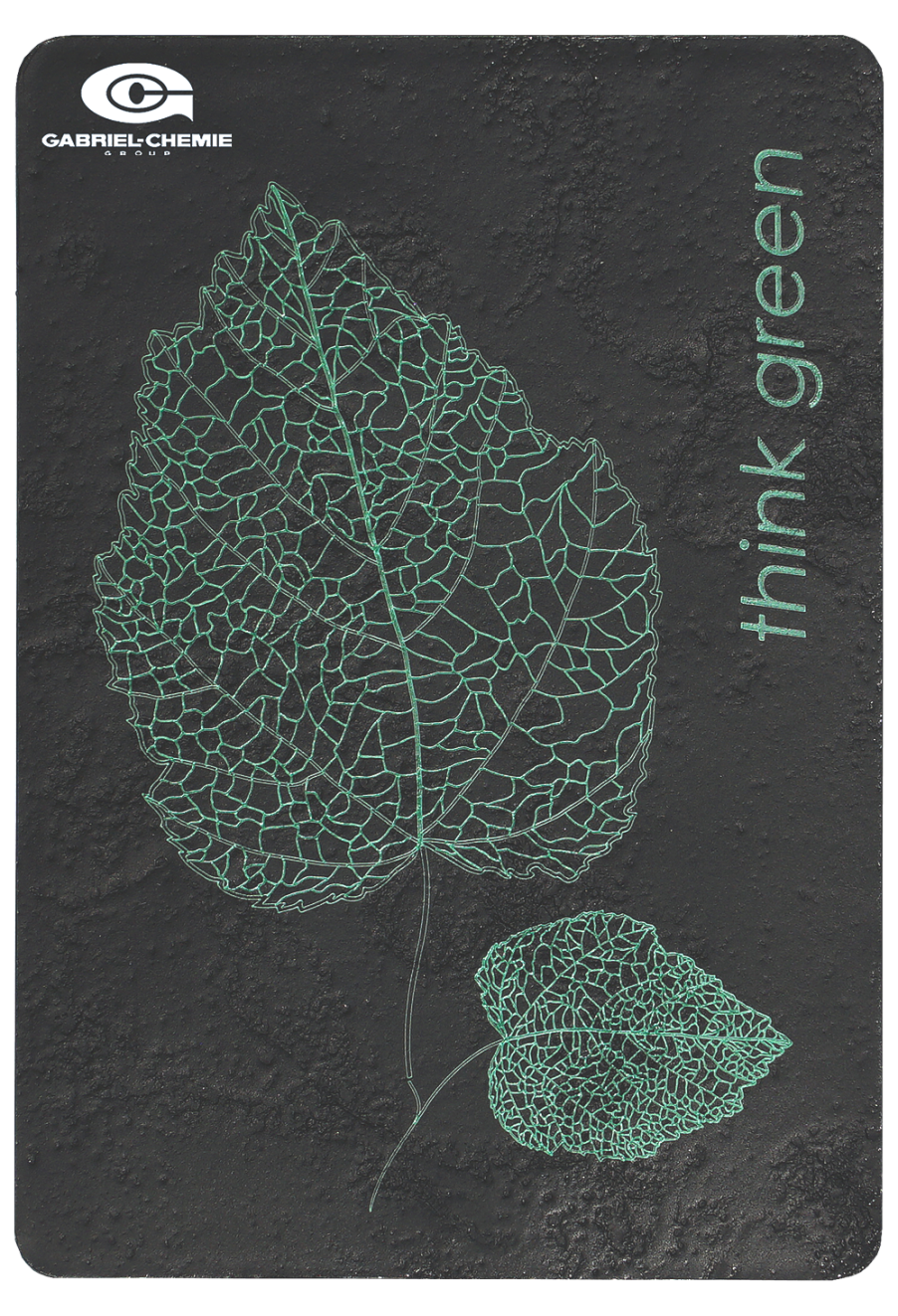 Eine schwarze strukturierte Karte mit grünen Umrissen von drei Blättern, einem großen und zwei kleinen, und den Worten think green in vertikaler Schrift. Das Gabriel-Chemie-Logo befindet sich in der oberen linken Ecke.