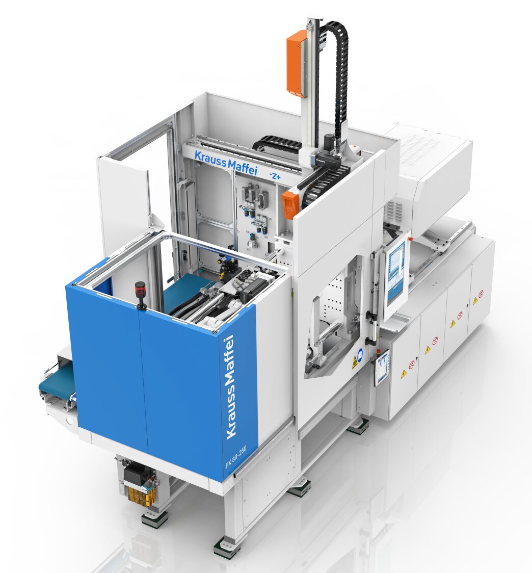 Eine KraussMaffei Industriemaschine mit weißen und blauen Paneelen, einem geschlossenen Arbeitsraum, einem Förderband, einem Roboterarm und einem Steuerpult, die für die automatisierte Fertigung oder Kunststoffverarbeitung eingesetzt wird.