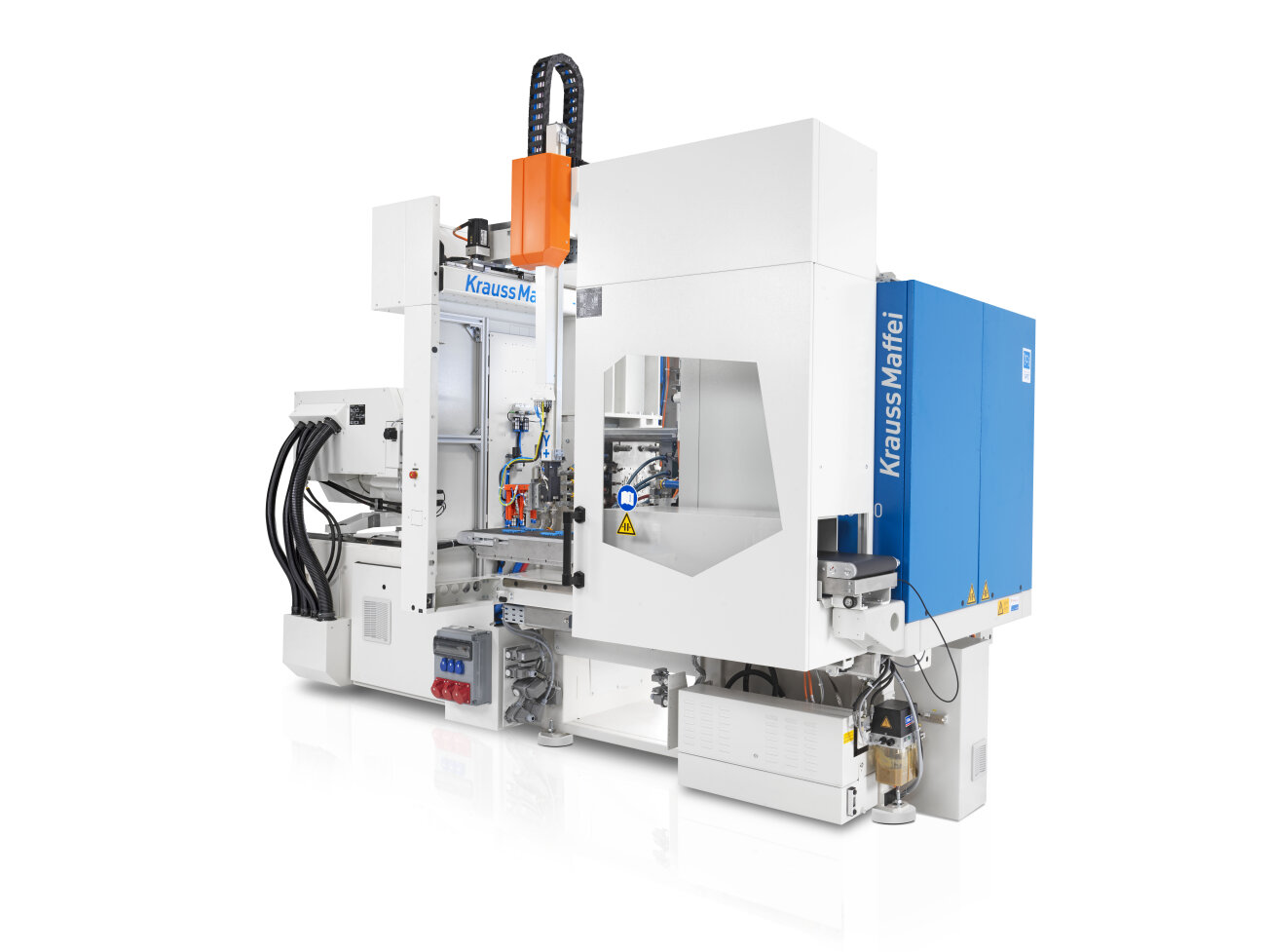 Eine weiß-blaue industrielle Spritzgießmaschine von KraussMaffei mit mehreren Kabeln, einem Bedienfeld und mechanischen Komponenten, die für die Formgebung von Materialien in Fertigungsprozessen verwendet wird.