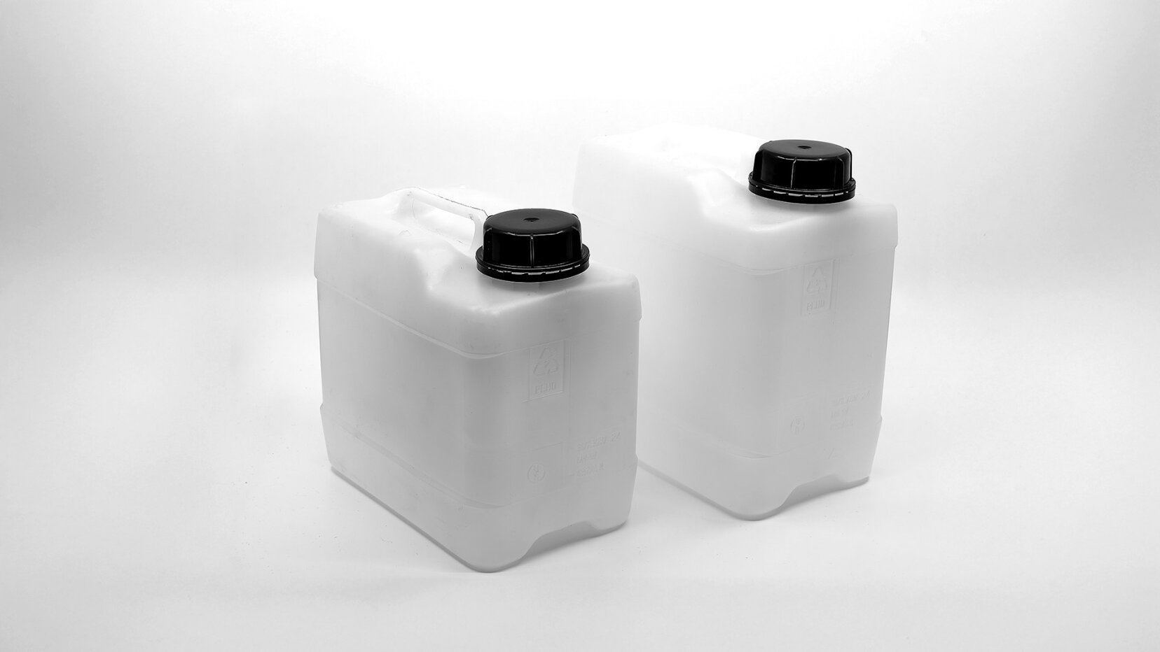 Deux jerrycans en plastique blanc avec des bouchons à vis noirs sont placés côte à côte sur un fond blanc uni. Les récipients ont une forme rectangulaire et sont généralement utilisés pour stocker des liquides.