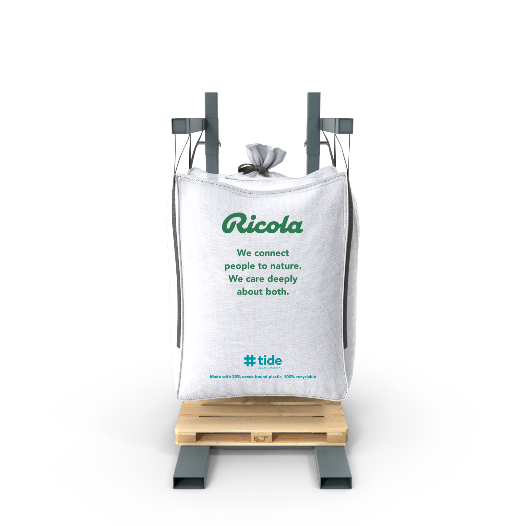 Un grand sac blanc de la marque Ricola posé sur une palette en bois et soutenu par un cadre métallique. Sur le sac, on peut lire : Nous relions les hommes à la nature. We care deeply about both. et #tide avec une référence à la teneur en plastique recyclé.